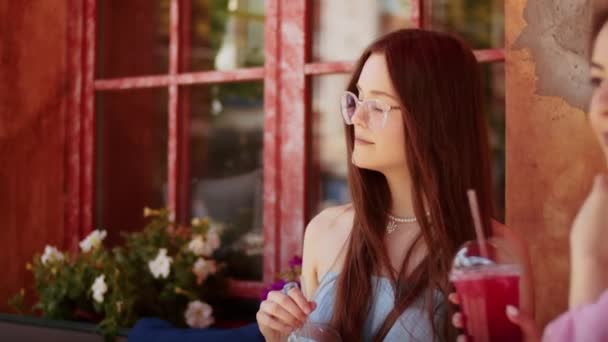 两个年轻的女朋友在咖啡馆里享受着美味的鸡尾酒 在某个地方消磨时间 在夏天享受着生活方式 — 图库视频影像