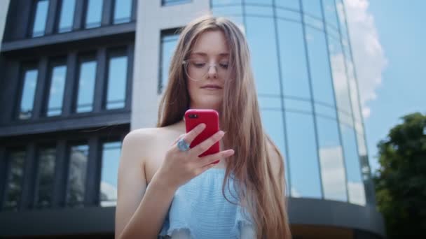 Una Chica Feliz Está Hablando Una Videollamada Por Teléfono Viendo — Vídeos de Stock