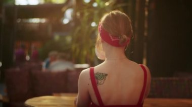 Bir kafede mutlu bir kız kahve içer, yazın eğlenir ve yaşam tarzını öğrenir.