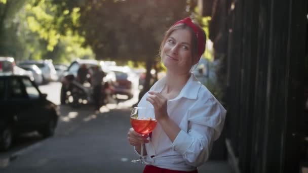Gelukkig Meisje Genieten Van Een Cocktail Een Straat Cafe Gemakkelijke — Stockvideo