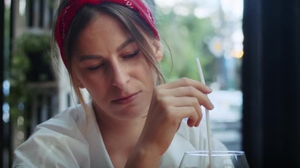 Uma Menina Triste Café Agita Coquetel Copo Estilo Vida Prazer — Vídeo de Stock