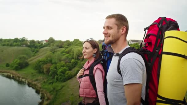 快乐的一对 男人和女人 在山上 旅行寻找度假的地方 他们兴高采烈地站在美丽风景的背景下 在山上度假 — 图库视频影像