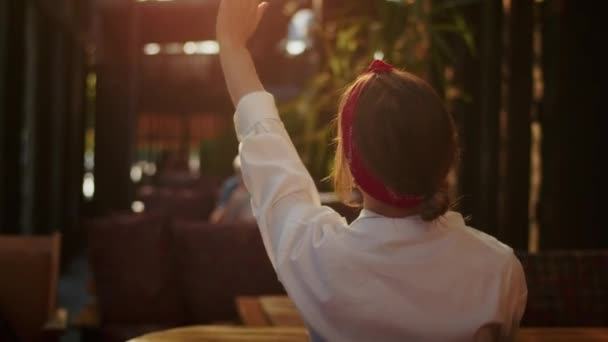 Menina Feliz Café Chamando Alguém Levantando Mão Prazer Hora Verão — Vídeo de Stock