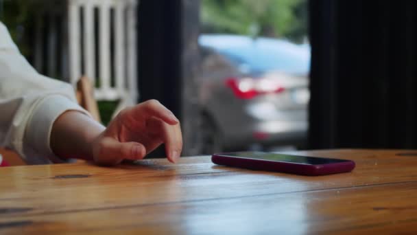 Close Dari Tangan Gadis Gadis Keran Jari Jarinya Atas Meja — Stok Video
