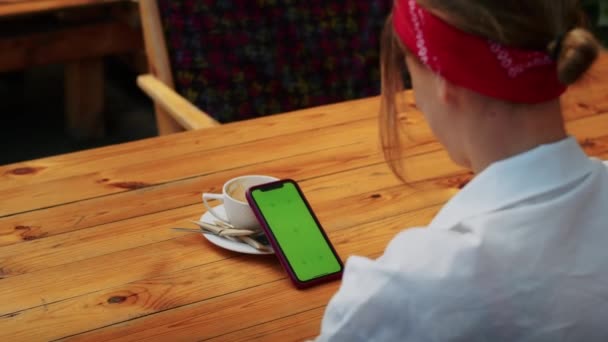 Χαρούμενο Κορίτσι Που Μιλάει Βιντεοκλήση Μέσω Τηλεφώνου Βλέποντας Βίντεο Street — Αρχείο Βίντεο