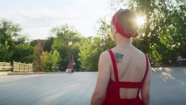 Menina Feliz Vestido Vermelho Andando Parque Apreciando Pôr Sol Rua — Vídeo de Stock