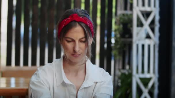 Mutlu Kız Telefonla Konuşuyor Video Izliyor Sokak Kafesinde Yaz Zamanı — Stok video