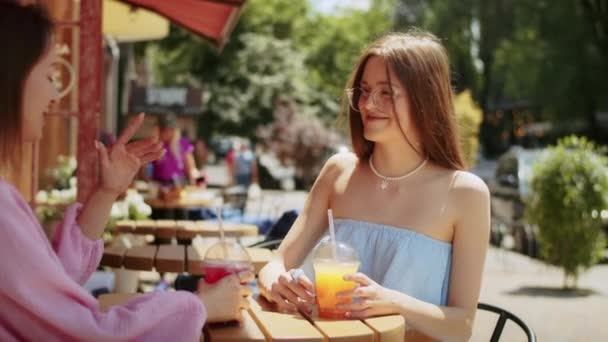 Twee Jonge Vrouwen Vriendinnen Genieten Van Heerlijke Cocktails Een Cafe — Stockvideo