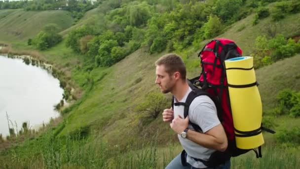 Joven Feliz Las Montañas Regocija Pie Sobre Telón Fondo Hermoso — Vídeo de stock