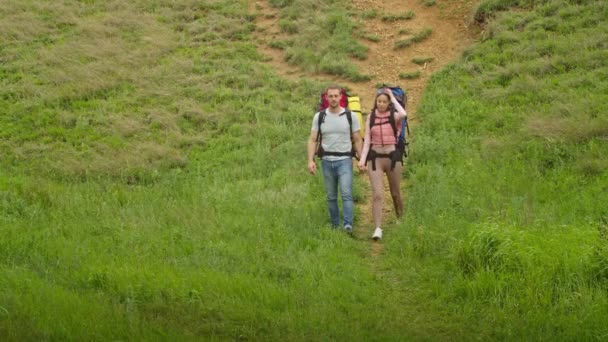 山の中の幸せなカップル男と女休暇の場所を探して旅する 美しい景観を背景に喜びを感じています 山での休暇 — ストック動画