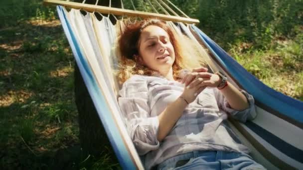 Homme Femme Attachent Hamac Arbre Repos Femme Dans Forêt Camping — Video
