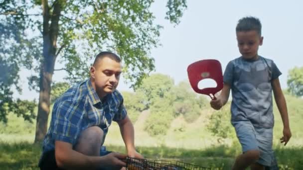 Mężczyzna Synem Piecze Mięso Ogniu Lesie Rodzinny Letni Camping — Wideo stockowe