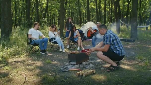 Ein Mann Mit Seinem Sohn Grillt Fleisch Auf Feuer Wald — Stockvideo