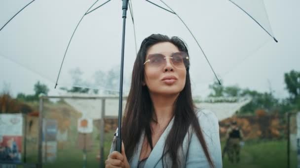 Eine Traurige Armenierin Läuft Mit Einem Regenschirm Regen Sie Genießt — Stockvideo