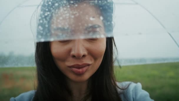 Счастливая Армянская Женщина Ходит Дождём Зонтиком Нравится Погода — стоковое видео