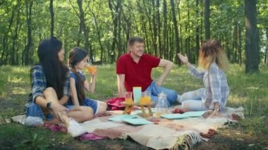 Mutlu arkadaşlar, anne, baba, oğul, kız ve arkadaşları orman bölgesinde piknik yapıyorlar. Aile yazın kamp yapıyor. Forest City Park 'ta çadırda dinleniyor.