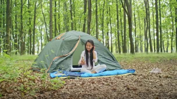 Feliz Mujer Asiática Disfrutar Vacaciones Hablando Videollamada Viendo Película Teléfono — Vídeo de stock