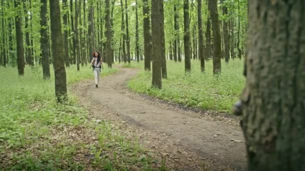 森の中で方法を探しているバックパックを持つ幸せなアジアの女性は 携帯電話を使用して ビデオ通話で話して 地図を見て 夏のキャンプで — ストック動画