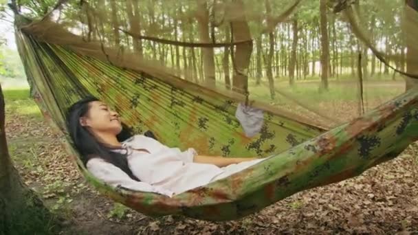 Szczęśliwa Azjatycka Kobieta Wraz Córką Oglądając Film Hamaku Cieszyć Się — Wideo stockowe