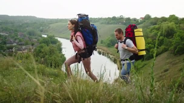 Casal Feliz Homem Mulher Nas Montanhas Viajar Busca Local Férias — Vídeo de Stock