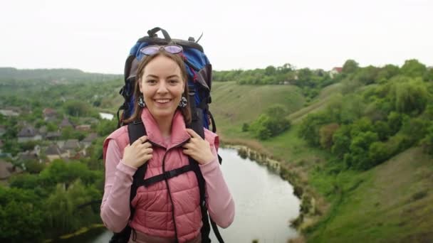 在群山中快乐的女人男人 他兴高采烈地站在美丽风景的背景下 在山上度假 — 图库视频影像