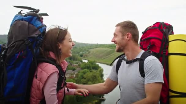 Glückliches Paar Mann Und Frau Den Bergen Reisen Auf Der — Stockvideo