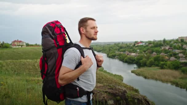 Šťastný Mladý Muž Horách Raduje Stojí Pozadí Krásné Krajiny Dovolená — Stock video