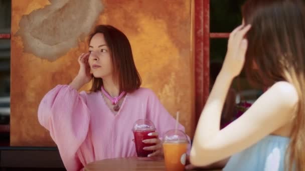 Deux Jeunes Filles Copines Dégustent Délicieux Cocktails Dans Café Passent — Video