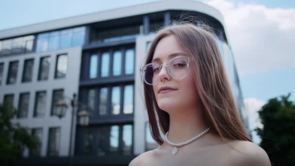 Šťastná Dívka Modrých Šatech Brýlích Pije Koktejl Ulici Pozadí Budovy — Stock video
