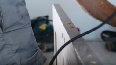 Profesyonel bir erkek usta bir daireye kapı yerleştiriyor.