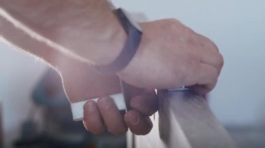 Profesyonel bir erkek usta bir daireye kapı yerleştiriyor.