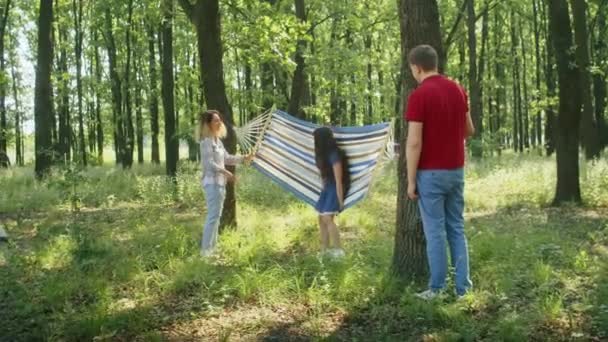 Hombre Mujer Atan Hamaca Árbol Descanso Mujer Bosque Acampada Familia — Vídeos de Stock