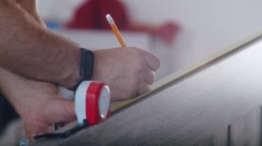 Profesyonel bir erkek usta bir daireye kapı yerleştiriyor.