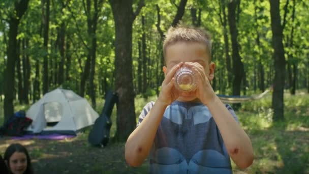 Junger Mann Trinkt Saft Wald Auf Familiencamping — Stockvideo