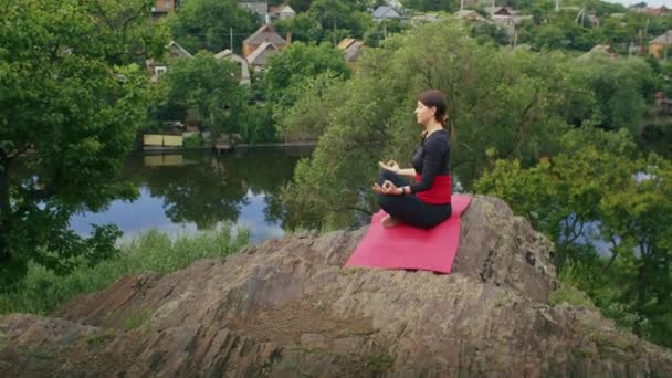 Glad Ung Kvinna Som Gör Yoga Utomhus Andningsövningar Naturen Sommaren — Stockvideo