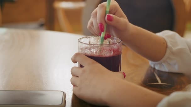 Chica Alegre Beber Café Hablar Por Teléfono Videollamada Pasatiempo Feliz — Vídeo de stock