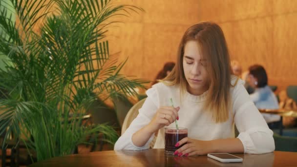 Joyeuse Fille Boire Thé Dans Café Parler Téléphone Appel Vidéo — Video