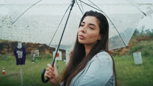 一个悲伤的亚美尼亚女人带着雨伞在雨中走着 她喜欢这样的天气 — 图库视频影像