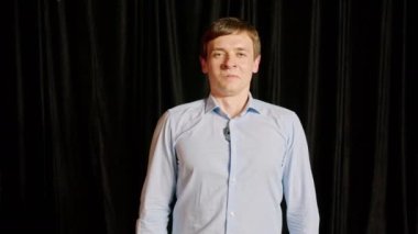 Yetişkin beyaz bir adam oyunculuk çalışırken farklı duygular ifade ediyor. Kendine güvenen yetenekli erkek aktörün portresi içerde öğrenme ya da prova yapma. Konferans salonunda performans sanatı dersi.