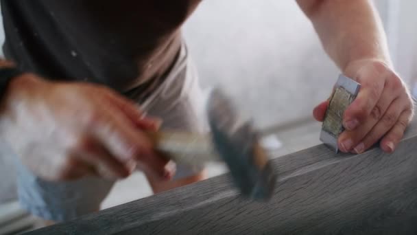 Maestro Masculino Profesional Está Instalando Puertas Apartamento — Vídeos de Stock