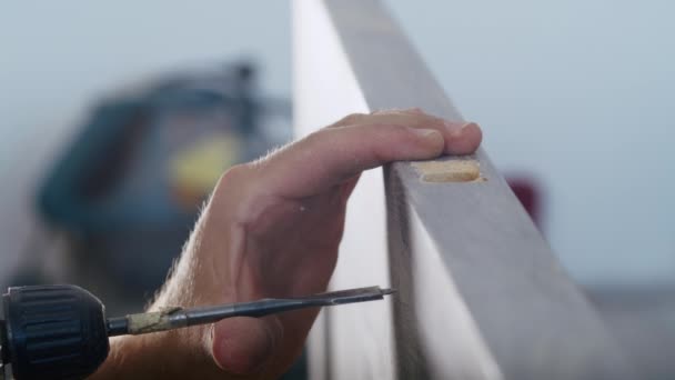 Maestro Masculino Profesional Está Instalando Puertas Apartamento — Vídeos de Stock