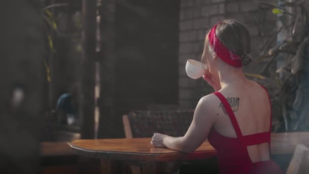 Glücklich Mädchen Einem Café Trinkt Kaffee Genuss Sommer Und Lebensstil — Stockvideo