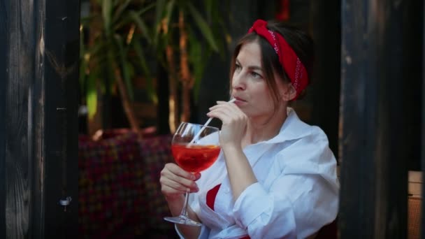 ストリートカフェでカクテルを楽しむ幸せな女の子 夏の簡単なライフスタイルと楽しみ — ストック動画