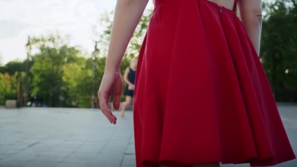 Gadis Bahagia Bergaun Merah Berjalan Taman Menikmati Matahari Terbenam Jalan — Stok Video