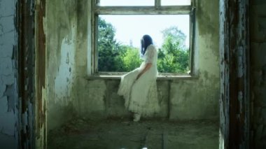 Profesyonel makyajlı güzel bir kızın portresi. Başında çiçek tacı olan elf prensesi. Cadılar Bayramı renkli makyaj. Parlak yüz sanatı. bahar çiçekleri