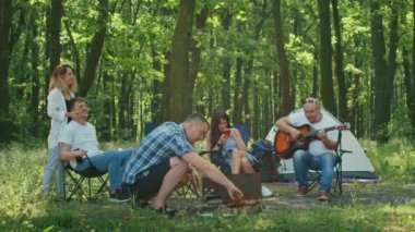 Mutlu arkadaşlar, anne, baba, oğul, kız ve arkadaşları orman bölgesinde piknik yapıyorlar. Aile yazın kamp yapıyor. Forest City Park 'ta çadırda dinleniyor.