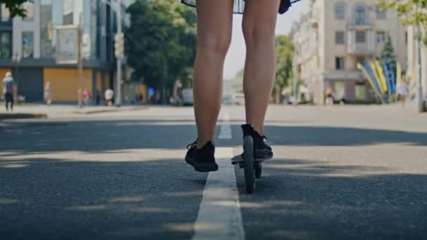 Zabawna Dziewczyna Cieszy Się Latem Jeździ Skuterem Parku Ulicach Miasta — Wideo stockowe