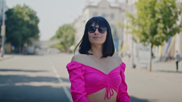 Zabawna Dziewczyna Cieszy Się Latem Jeździ Skuterem Parku Ulicach Miasta — Wideo stockowe