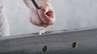 Profesyonel bir erkek usta bir daireye kapı yerleştiriyor.