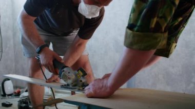 Profesyonel bir erkek usta bir daireye kapı yerleştiriyor.